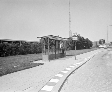 881066 Afbeelding van de bushalte met abri aan de Adriaan van Bergenstraat te Utrecht.